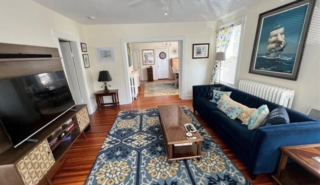 Spacious and comfy, walk to Broadway or downtown, 2 min to beach, parking