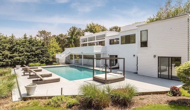 Spacious and Contemporary Southampton Home Close to Shinnecock Hills,.