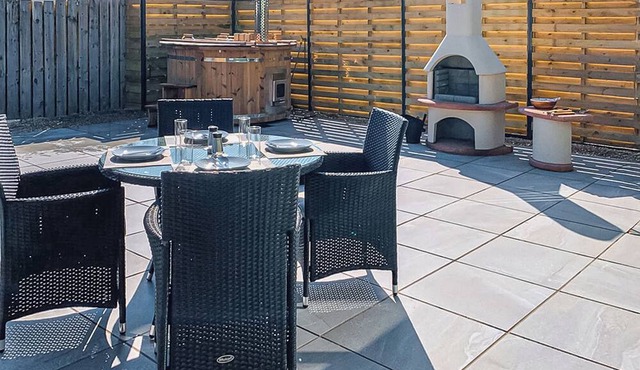 Spacious and contemporary lodge with en suite master bedroom suite.