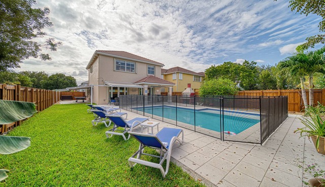 Spacious and cozy 4-bedroom house with pool- Palmetto Eliptic Miami