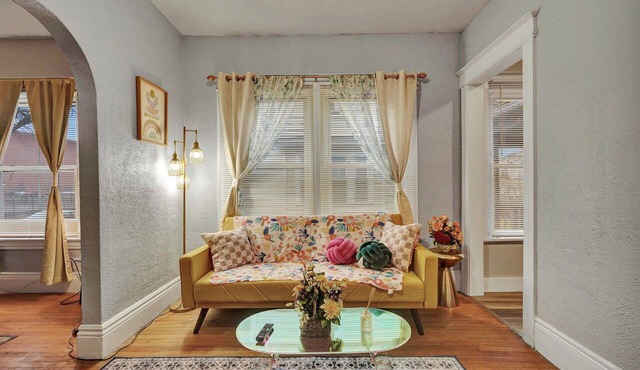 Spacious and cozy home 1 min walk to Kodak Ctr 2bd