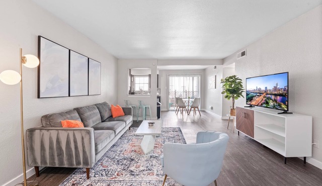 Spacious and Cozy King Bed 2BR Suite 5 Min to DT