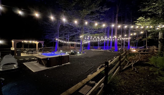 Spacious and cozy pet friendly chalet w/hot tub & garden sauna