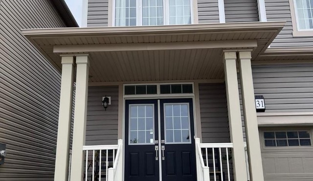 Spacious and Cozy Private Room in a Family Home- 2MIN to highway 15MIN to Niagara Falls& US Border