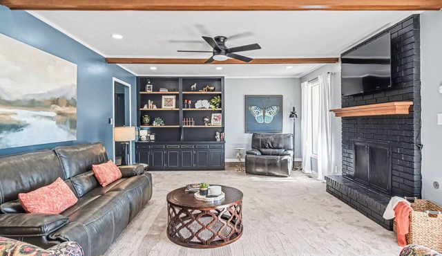 Spacious and Cozy Royal Ridge Retreat