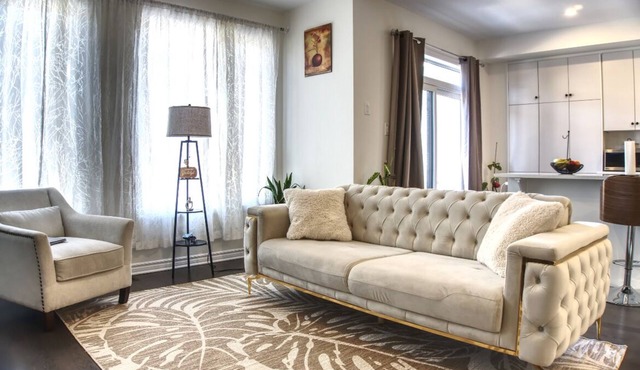 Spacious and Cozy Room with Private Bathroom in a house with WiFi, AC in Ottawa.