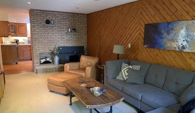 Spacious and cozy waterfront cottage in a quiet & friendly lakeside community.