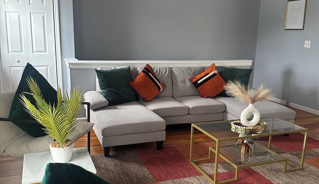 Spacious and Family-Friendly 3-bedroom Pad Near Airport! Parking on site!