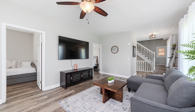 Spacious and family friendly getaway. 8 mins from Chicago Premium Outlet Mall.