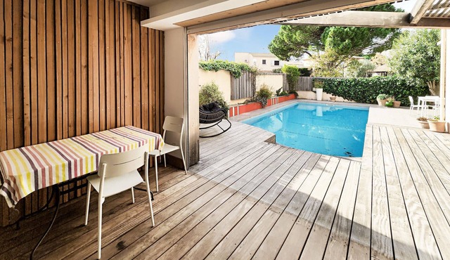 Spacious and family vacation home with swimming pool, outside Narbonnes.