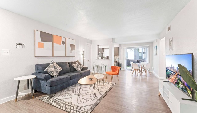 Spacious and Fun King Bed 2BR, 5 Min to DT w/pool