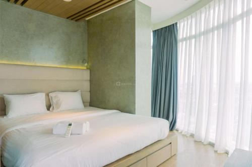Spacious and Homey 2BR at Tree Park City Cikokol Apartment By Travelio