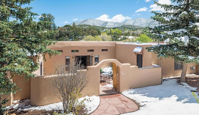 Spacious and Inviting, Views, Walk to Canyon Rd.