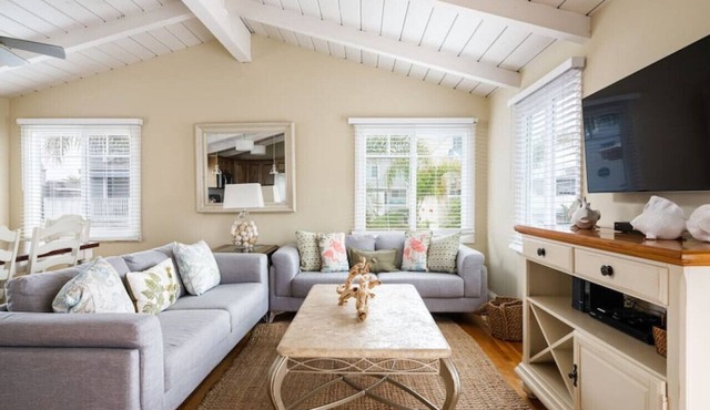 Spacious and lofty 3 bedroom with A/C & Extra Den!