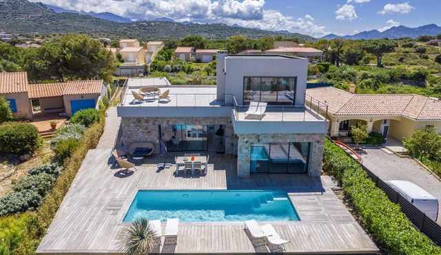 SPACIOUS AND LUMINOUS CONTEMPORARY VILLA WITH SWIMMING POOL!