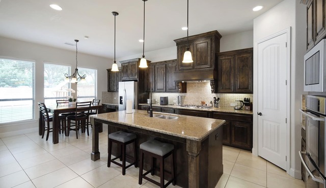 Spacious and Luxe 5 Star Neighborhood