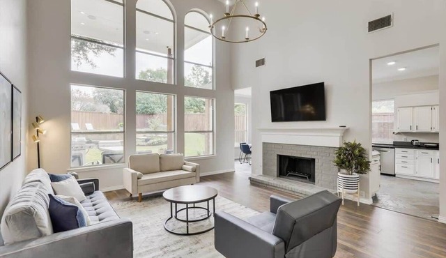 Spacious and Luxury Home w/Cinema Room and Pool