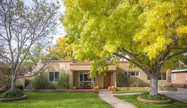Spacious and luxurious home away from home! UNM/Nob Hill