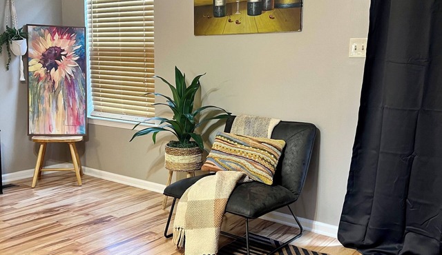 Spacious and luxurious 3 bed/1.5 bath townhome with free parking, sleeps 6