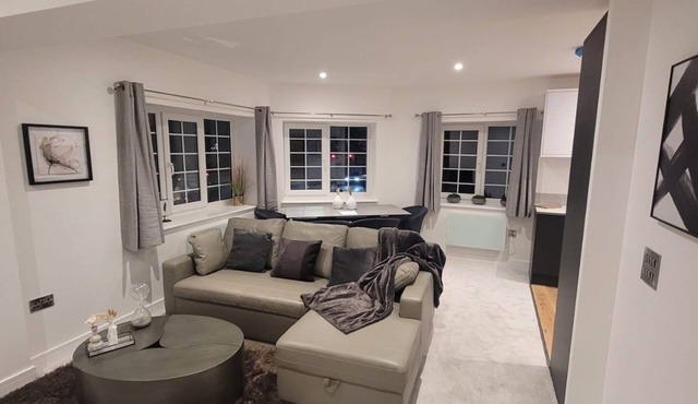 Spacious And Luxurious 1 Bed Flat Rochester Strood (Central Location)