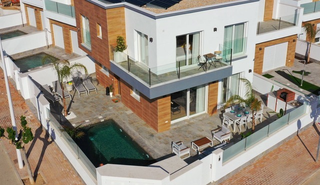Spacious and modern home with beautiful views, close to beach and amenities