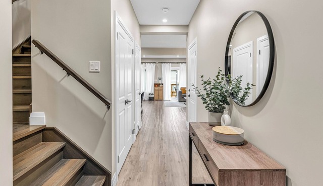 Spacious And Modern 3 Bedroom Stay Near Waterloo - EV Charger, Amenities Nearby!