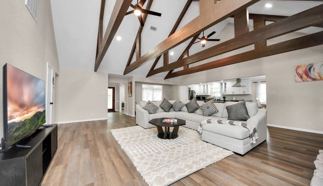 Spacious and modern 5-bedroom house, game room, pool table and stylish bath