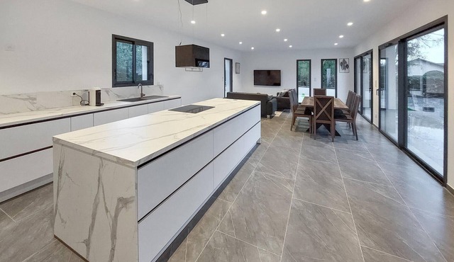 Spacious and modern architect-designed house with pool and large terrace in the Lyon region.