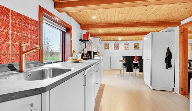 Spacious and modern cottage with large natural plot.