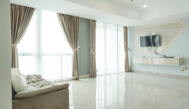 Spacious And Nice 2Br At Hillcrest House Apartment