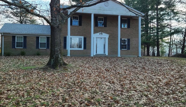 Spacious and private home. Located 2 miles from the Creation Museum. Sleeps 14.