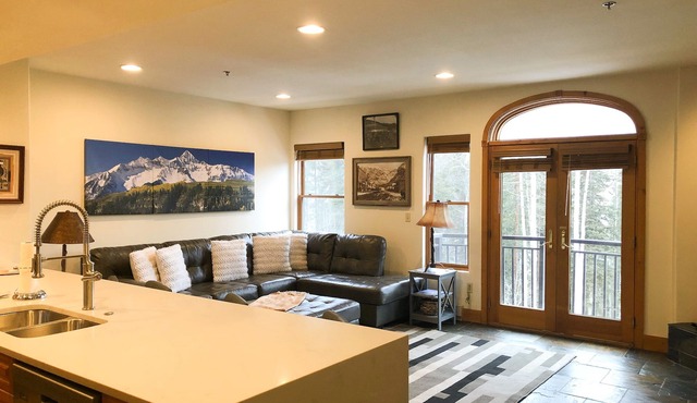 Spacious and Quiet 1-Bedroom Condo With Great Amenities