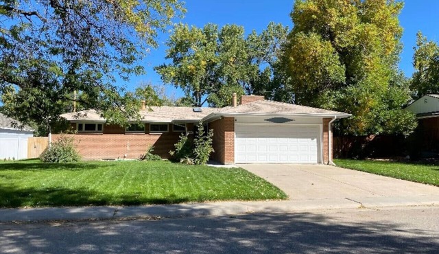 Spacious and Quiet Home in Centennial - 2 minutes from shopping and restaurants!
