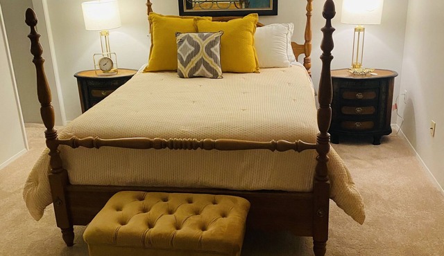 Spacious and Quiet home on Cul-de-Sac close to airport.