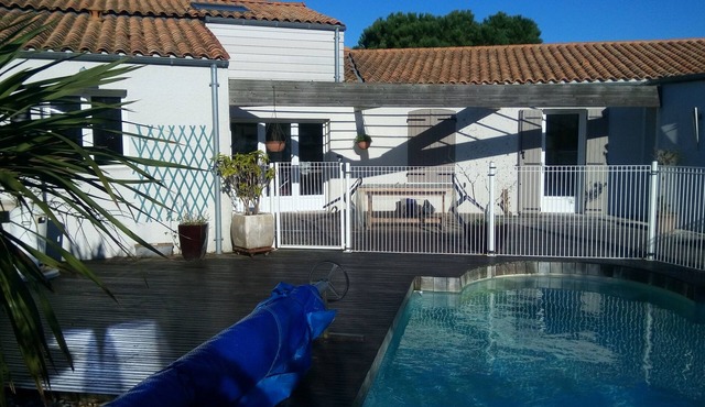Spacious and quiet house with heated pool in Angoulins