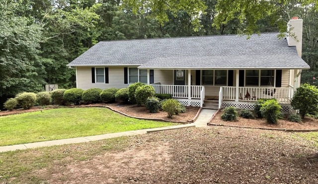 Spacious and quiet lakehouse with dock on Lake Hartwell
