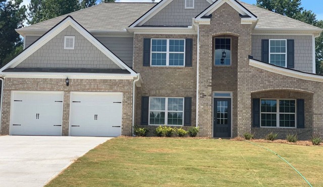 Spacious and quiet 4-bedroom house in peaceful Fayetteville with AC.