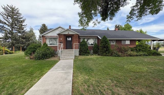 Spacious and secluded 5-bedroom farmhouse with AC, WiFi in charming Tremonton