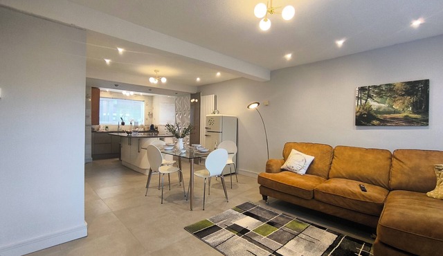 Spacious and Spotless in a peaceful area 15 mins from Manchester centre.