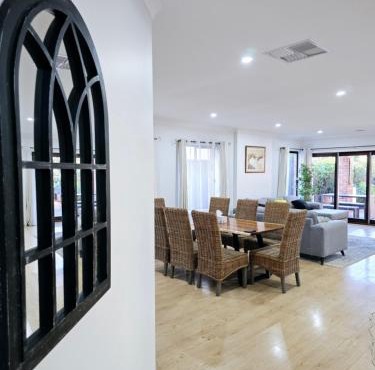 Spacious and stylish house, close to Metro, fully AC