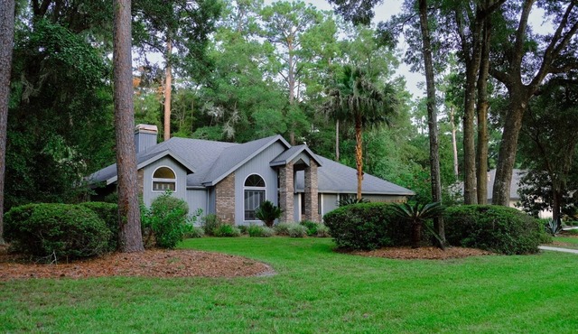 Spacious and stylish pool home 4 miles from UF