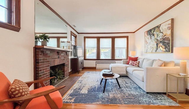 Spacious and Sunny Brookline Apartmentn