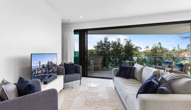 Spacious and Superb 3-Bed Apartment