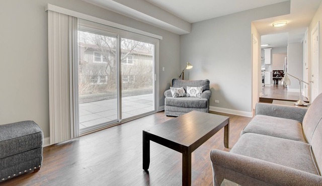 Spacious and Cheerful Newly Updated 5 BR Home Close to DT Chicago and Airport