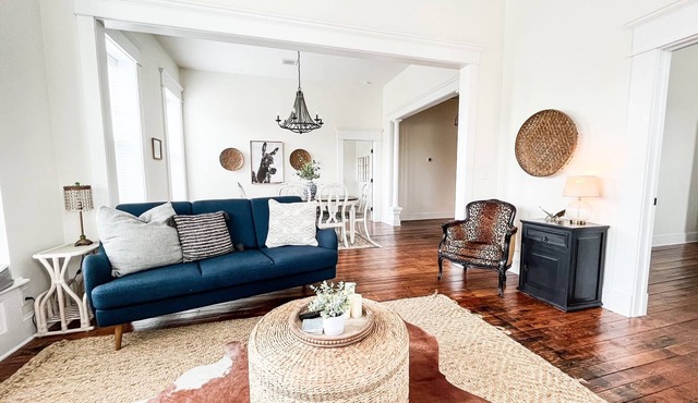 Spacious and Airy Loft/2 king beds/5 bed total/Overlooking Broadway Ave