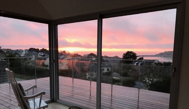 Spacious and warm 4* house, sea view, shops and beaches on foot