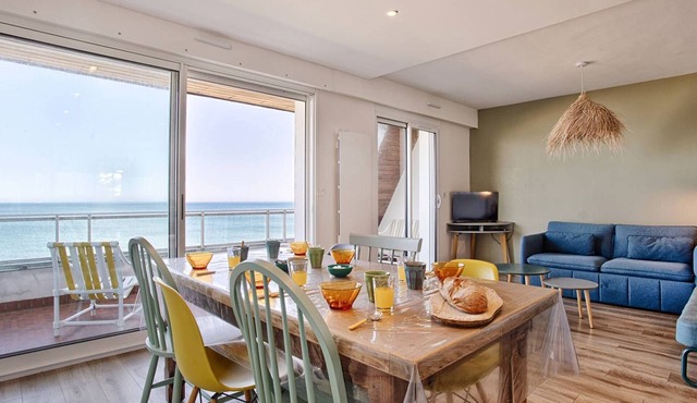 Spacious apartment, sea view - 8 guests