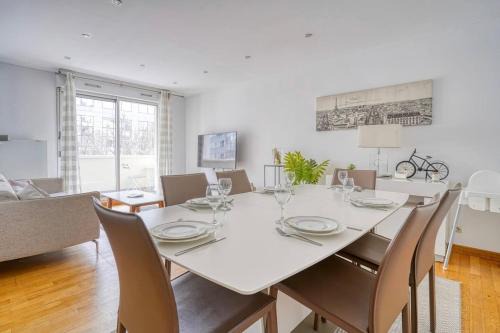 Spacious apartment near Bercy 2 Shopping Center with Balcony and Free Parking