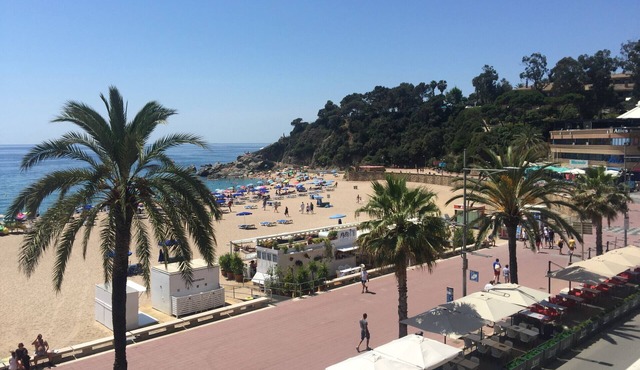 Spacious apartment for 8 people on the seafront of LLoret de Mar, with spectacular views of the sea. Free WIFI. Excellent location ideal for groups of young people and families. Vivalidays Rosalia.