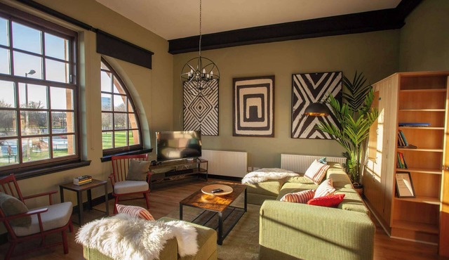 Spacious Apartment with Glasgow Green Views